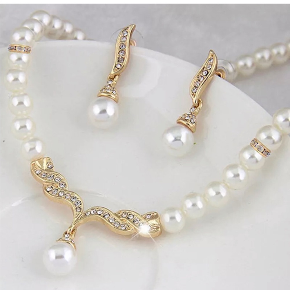 Charming white pearl & gold cz necklace set